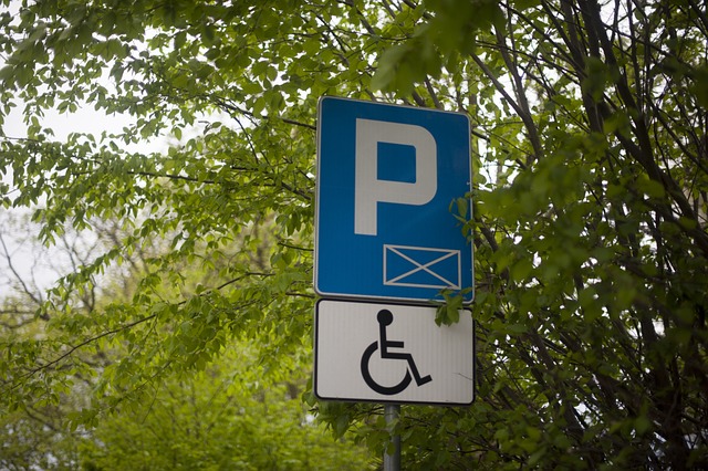 רמפה מתקפלת ככלי הכרחי עבור אנשים בכיסא גלגלים 